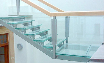 Стеклянные ступени и стеклянная площадка на лестнице в Казани. Готовые проекты ПерилаГлавСнаб