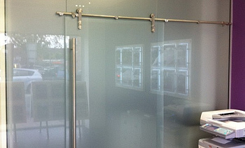 Перегородки из стекла непрозрачные, для офиса в Казани. Готовые проекты ПерилаГлавСнаб