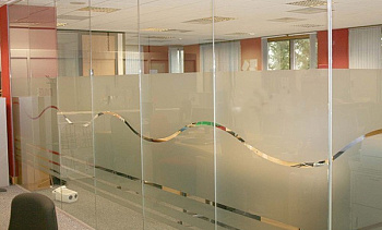 Стеклянные перегородки в офис, частично матированные в Казани. Готовые проекты ПерилаГлавСнаб