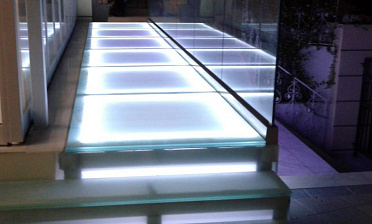 Стеклянный подиум со ступенями с подсветкой купить в Казани