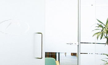 Перегородки из стекла в интерьере офиса в Казани. Готовые проекты ПерилаГлавСнаб