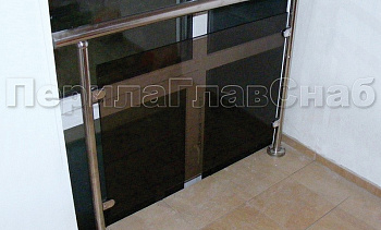 Ограждения со стеклом с крепление в пол окна на лестничной площадке в Казани. Готовые проекты ПерилаГлавСнаб