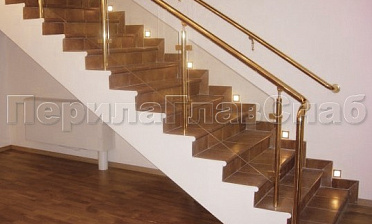 Ограждение лестницы с прозрачным стеклом, стойками и поручнем из латуни купить в Казани