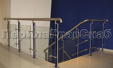 Ограждение со стойками с акриловыми вставками на спайдерных стеклодержателях купить в Казани