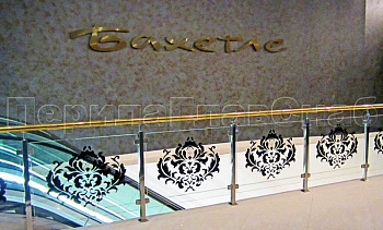 Ограждение лестницы на квадратных стойках с латунным поручнем в Казани. Готовые проекты ПерилаГлавСнаб Ограждение лестницы на квадратных стойках с латунным поручнем в Казани. Готовые проекты ПерилаГлавСнаб