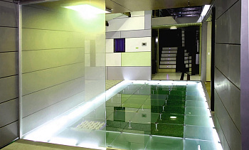 Подсветка стеклянного пола в гостинице в Казани. Готовые проекты ПерилаГлавСнаб
