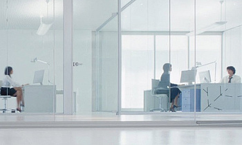 Стеклянные прозрачные перегородки в офис премиум в Казани. Готовые проекты ПерилаГлавСнаб
