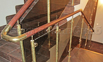 Ограждение лестницы со стеклом, тонированным в массе, стойки и завязки поручня из латуни в Казани. Готовые проекты ПерилаГлавСнаб Ограждение лестницы со стеклом, тонированным в массе, стойки и завязки поручня из латуни в Казани. Готовые проекты ПерилаГлавСнаб