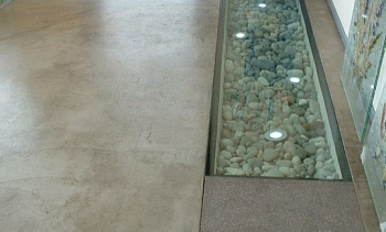 Стеклянный пол в квартиру с декоративной композицией в Казани. Готовые проекты ПерилаГлавСнаб