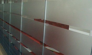 Стеклянные перегородки в офисе с закаткой пленки в Казани. Готовые проекты ПерилаГлавСнаб