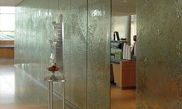 Стеклянные перегородки с декоративным рельефом в офисе купить в Казани