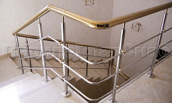 Лестничное ограждение с тремя ригелями и поручнем из латуни в Казани. Готовые проекты ПерилаГлавСнаб Лестничное ограждение с тремя ригелями и поручнем из латуни в Казани. Готовые проекты ПерилаГлавСнаб