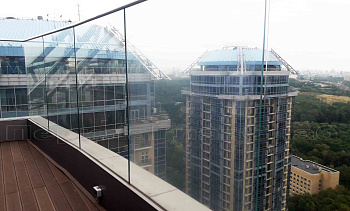 Цельностеклянные ограждения для крыш в Казани. Готовые проекты ПерилаГлавСнаб