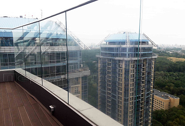 Цельностеклянные ограждения для крыш купить в Казани