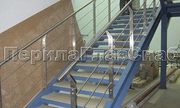 Ограждение с нестандартными нержавеющими стойками и ригельным заполнением купить в Казани