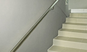 Пристенный поручень из нержавеющей стали в Казани. Готовые проекты ПерилаГлавСнаб Пристенный поручень из нержавеющей стали в Казани. Готовые проекты ПерилаГлавСнаб