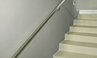 Пристенный поручень из нержавеющей стали купить в Казани