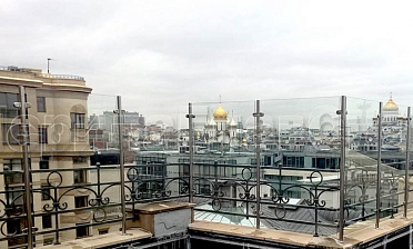 Ветрозащитное ограждение на стойках из нержавейки купить в Казани