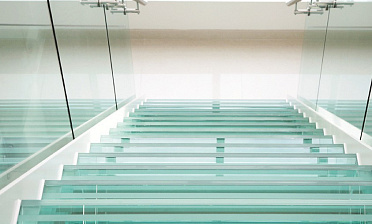 Стеклянные ступени на косоурной лестнице в доме купить в Казани