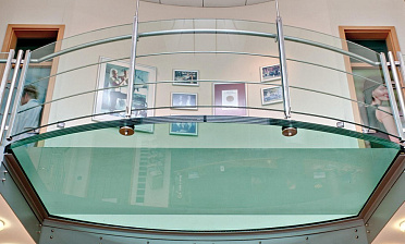 Стеклянный пол на внутреннем выступе атриума купить в Казани