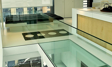 Стеклянные полы на кухне купить в Казани