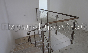 Ограждение с деревянным поручнем и стойками с деревянными вставками, с ригелями купить в Казани