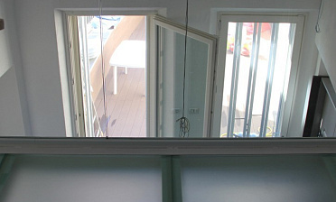 Стеклянное перекрытие из матового стекла на внутреннем балконе купить в Казани