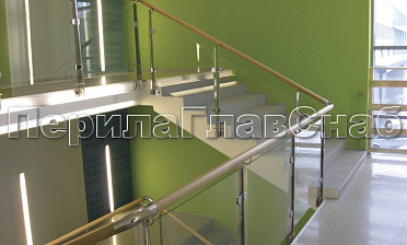 Ограждение с деревянным поручнем, стеклом и стойками купить в Казани