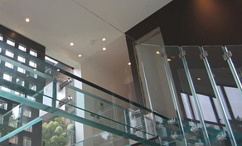 Стеклянные полы на площадке маршевой лестницы в Казани. Готовые проекты ПерилаГлавСнаб