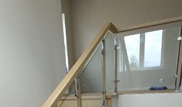 Стойки, стекло и пристенный поручень в Казани. Готовые проекты ПерилаГлавСнаб