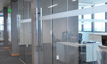 Цельностеклянные перегородки для офиса в Казани. Готовые проекты ПерилаГлавСнаб