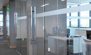 Цельностеклянные перегородки для офиса купить в Казани