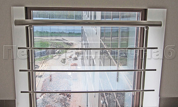 Межэтажное ограждение из нержавеющей стали с торцевым креплением для окон в Казани. Готовые проекты ПерилаГлавСнаб