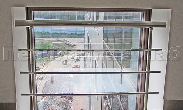 Межэтажное ограждение из нержавеющей стали с торцевым креплением для окон купить в Казани