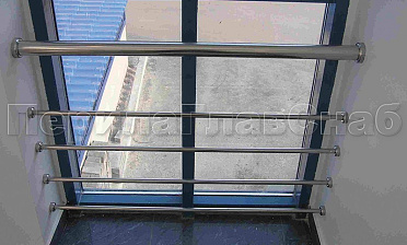 Ограждение на окнах из нержавещей трубы с ригелями купить в Казани