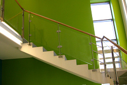 Стеклянные перила для колодезных лестниц в Казани. Готовые проекты ПерилаГлавСнаб - фото 12