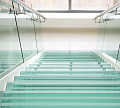 Стеклянные ступени на косоурной лестнице в доме в Казани. Готовые проекты ПерилаГлавСнаб - фото 1