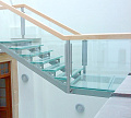 Стеклянные ступени и стеклянная площадка на лестнице в Казани. Готовые проекты ПерилаГлавСнаб - фото 1