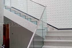 Стеклянные перила для лестниц в Казани. Готовые проекты ПерилаГлавСнаб - фото 1