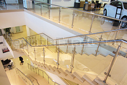 Стеклянные перила для лестниц в Казани. Готовые проекты ПерилаГлавСнаб - фото 22