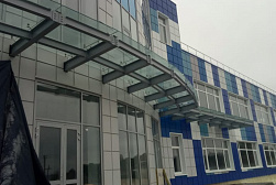 Стеклянные козырьки на спайдерах в Казани. Готовые проекты ПерилаГлавСнаб - фото 1