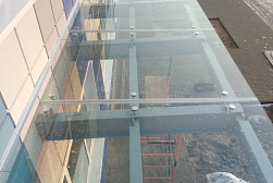 Стеклянные козырьки на спайдерах в Казани. Готовые проекты ПерилаГлавСнаб - фото 9