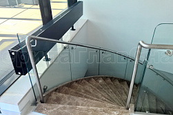 Стеклянные перила для винтовых лестниц в Казани. Готовые проекты ПерилаГлавСнаб - фото 5